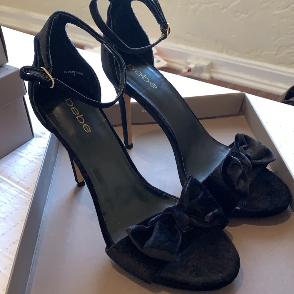 Velvet strap heels
